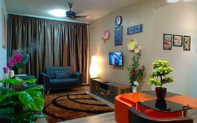 Ad Azim Homestay Pantai Batu Buruk 2 ~Casa Aldabella~